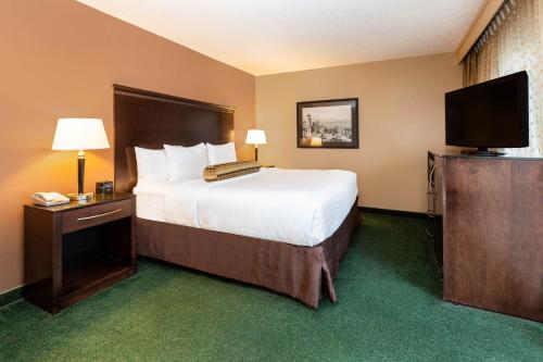 una camera con letto e TV a schermo piatto di La Quinta by Wyndham Seattle Downtown a Seattle