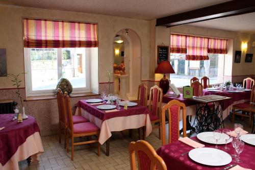 מסעדה או מקום אחר לאכול בו ב-Hôtel - Restaurant des Voyageurs