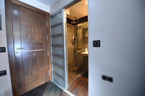 una cabina armadio con porta in legno di El Semáforo - Lujo, Confort y Vistas Espectaculares a Sierra Nevada