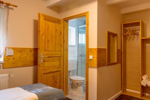 a bathroom with a toilet and a shower at SchlafHütte in Kaltenkirchen