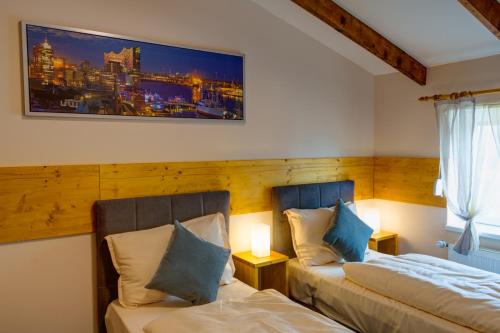 1 dormitorio con 2 camas y una foto en la pared en SchlafHütte, en Kaltenkirchen