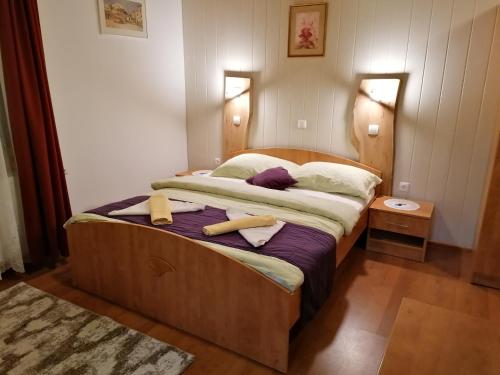 En eller flere senge i et værelse på Apartmens and Rooms Šoštar