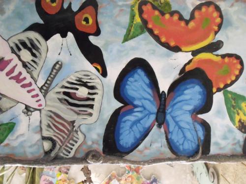 a cake with butterflies on top of it at Anahuaska Art - Suites Temáticas in Panzares