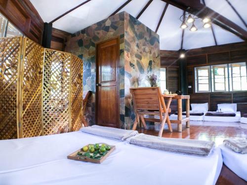 Postel nebo postele na pokoji v ubytování Hidden Treehouse in Khao Yai (8 PAX)