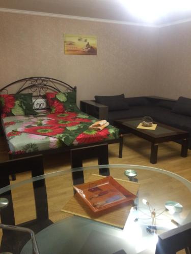 a living room with a couch and a coffee table at 1 комнатная квартира студио возле ТРЦ Днепроплаза in Cherkasy