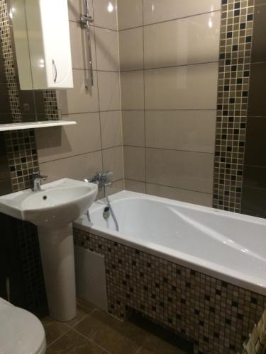 a bathroom with a tub and a sink and a toilet at 1 комнатная квартира студио возле ТРЦ Днепроплаза in Cherkasy