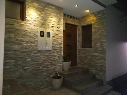 un muro di pietra con scale in un corridoio di Apartments Natural and Bungalows a Sarajevo