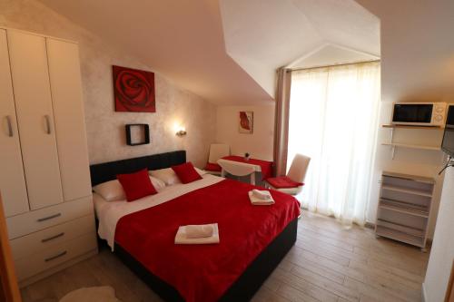 Postel nebo postele na pokoji v ubytování Apartmani Bilokapić Primošten