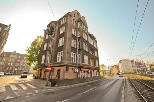 um edifício alto na esquina de uma rua em Olympic - Old Town em Gdansk