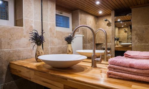 un bagno con lavandino e 2 lavandini su un bancone in legno di Bellevue Aschberg a Klingenthal