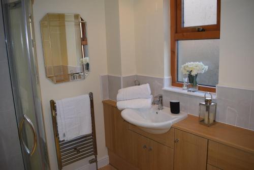 A bathroom at Kelpies Serviced Apartments Kavanagh- 5 Bedrooms