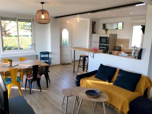 un salon avec un canapé et une table dans l'établissement Maison vue mer Riantec, à Riantec