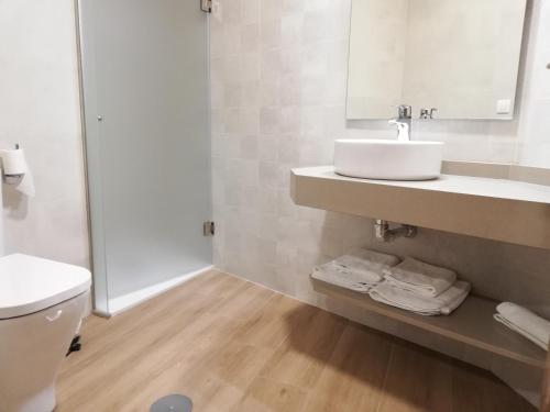 biała łazienka z umywalką i toaletą w obiekcie Hosteria de Rafi w mieście Priego de Córdoba