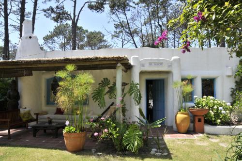 Taman di luar El Delfin