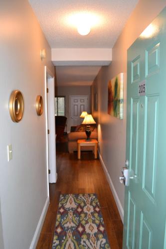 een hal met een deur en een woonkamer bij River Place Condos #205 2BD in Pigeon Forge