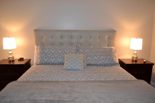 Llit o llits en una habitació de River Place Condos #504 2BD