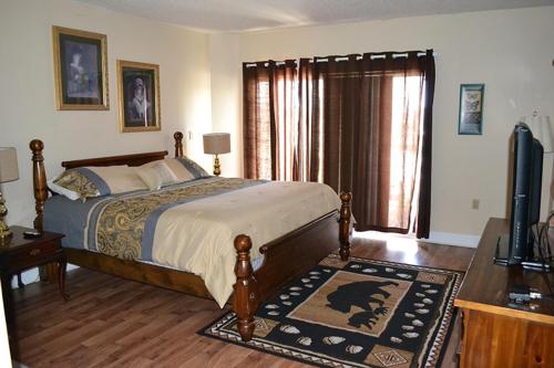 a bedroom with a bed and a television in it at River Place Condos #411 3BD in Pigeon Forge