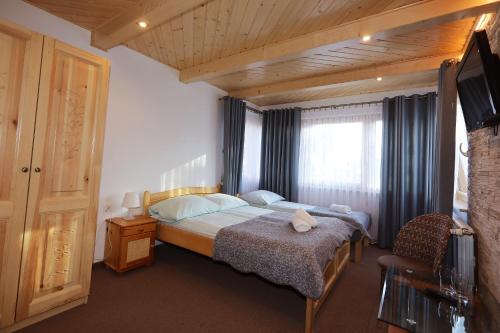 a bedroom with a bed and a window at Małgosia Regionalna - 10 minut na piechotę do stoku narciarskiego i term Bania - atrakcyjny pakiet wielkanocny in Białka Tatrzańska