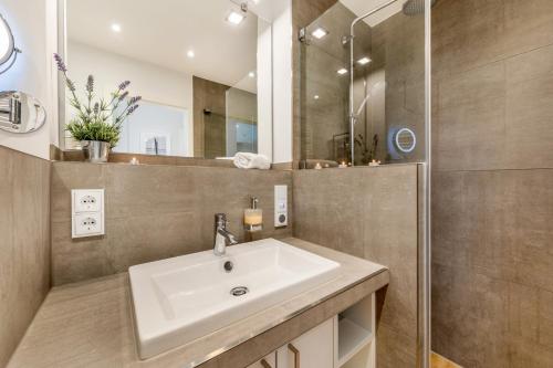 a bathroom with a sink and a mirror at Ostseereise in Zingst