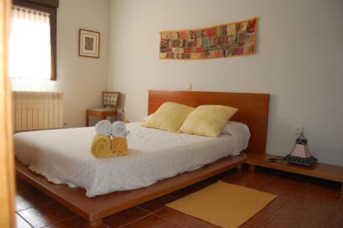 a bedroom with a bed with two towels on it at Casa Luna Lunera in Ayllón