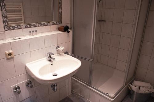 Bilik mandi di Hotel Fronhof Mettendorf