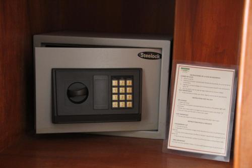 a microwave oven with a sign in front of it at Casona Plaza Hotel Puno in Puno
