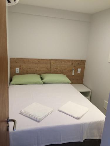 A bed or beds in a room at Lindo Apto 2/4 em Guarajuba