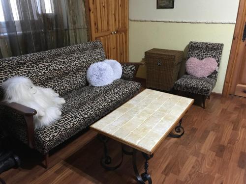 a living room with a couch and two stuffed animals at Casa Montegri in Hal Ghaxiak