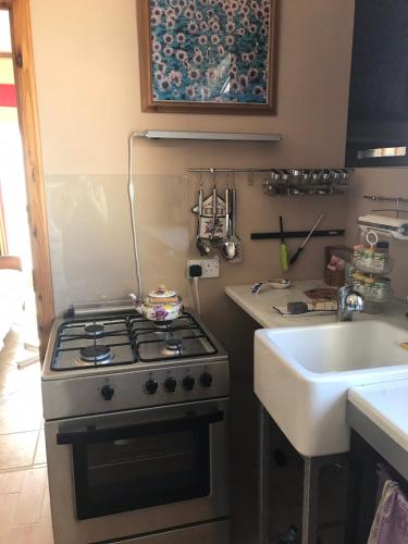 a kitchen with a stove and a sink at Casa Montegri in Hal Ghaxiak