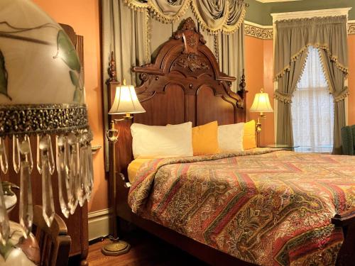 Tempat tidur dalam kamar di The Gables Inn