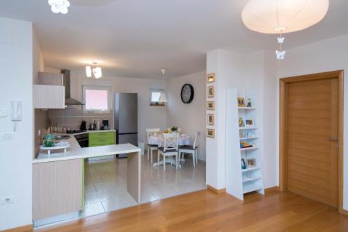 a kitchen and living room with a table and chairs at Apartman NIVA Daruvar in Daruvar