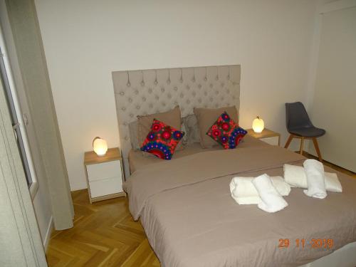 une chambre avec un lit avec des oreillers dessus dans l'établissement Victoria Family House Disneyland Paris, à Serris