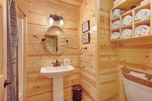 uma casa de banho com um lavatório e um WC em Kingfisher Cove Cabin 2 em Saugatuck