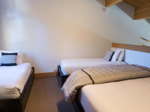 a room with two beds in a room at Charming Studio Condo in Truckee