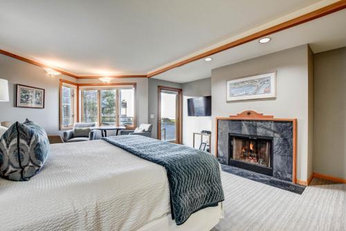 een slaapkamer met een bed en een open haard bij The Waves in Cannon Beach