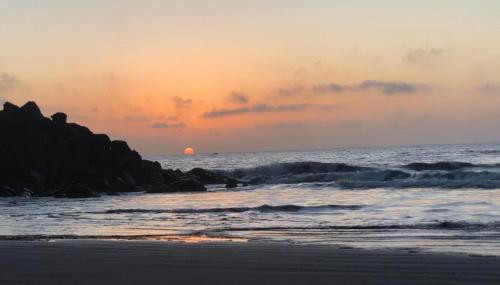 a sunset on the beach with the ocean at Pequeño paraíso frente al mar Playa Chica in Santa Cruz de Tenerife