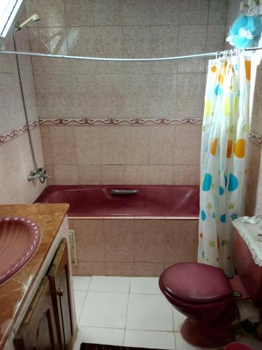 łazienka z czerwoną toaletą i wanną w obiekcie Naima's House w mieście Rabat