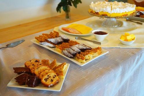 een tafel met twee borden eten en een taart bij Ruca Cheli Village Ski Hotel in Bariloche