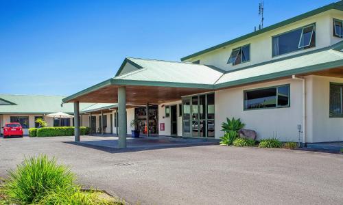 ein leerer Parkplatz vor einem Gebäude in der Unterkunft Barringtons Motor Lodge in Whakatane