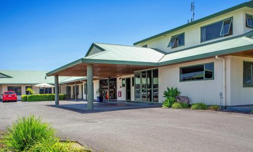 an empty parking lot in front of a building at Barringtons Motor Lodge in Whakatane