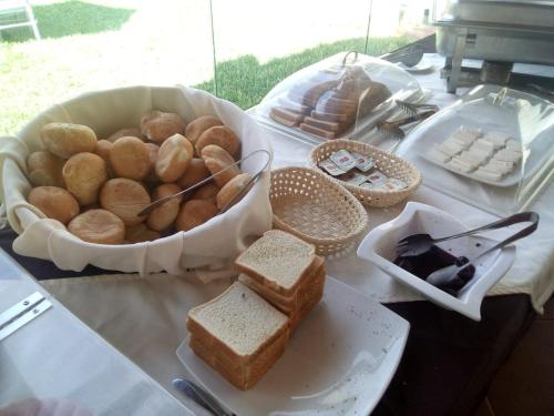 ein Tisch mit einem Teller Brot und einer Schüssel Brot in der Unterkunft Lunahuana River Resort in Lunahuaná