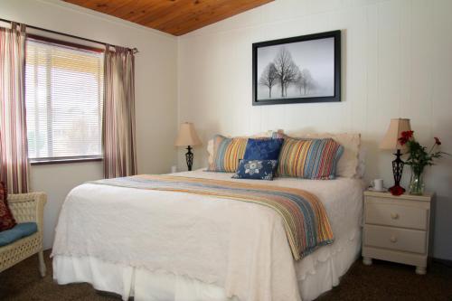 Posteľ alebo postele v izbe v ubytovaní Redwood Suites