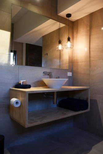 a bathroom with a sink and a mirror at Hideaway Litchfield NT in Rakula