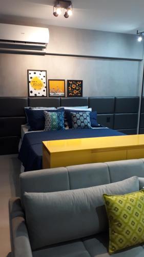um quarto com duas camas e um sofá em Time Home Service 1411 em Maceió