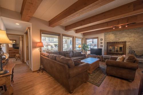 - un salon avec un canapé et une cheminée dans l'établissement Rustic-Contemporary 3Br With Great Views Condo, à Crested Butte
