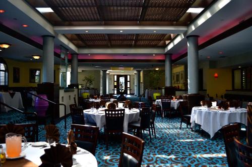 Restoran atau tempat lain untuk makan di DoubleTree by Hilton Chatsworth