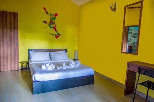 1 dormitorio con 1 cama con un superhéroe en la pared en Mariners Bay Resort en Mandrem