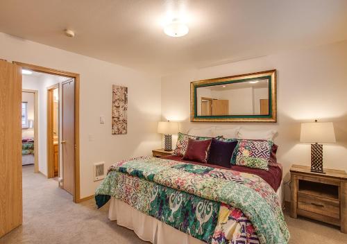 Posteľ alebo postele v izbe v ubytovaní Luxe Leavenworth Cottage