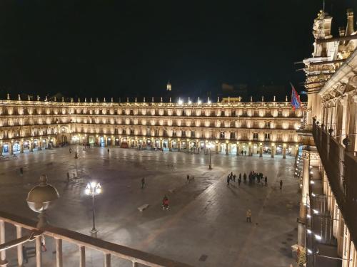 un gran edificio con un gran patio por la noche en Principal Plaza, en Salamanca