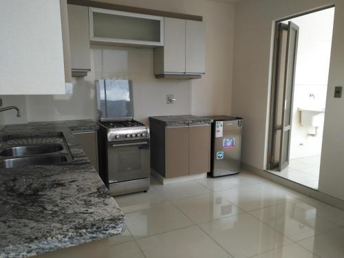 Кухня или мини-кухня в Hostal Costa De Marfil Suites & Apartamentos
